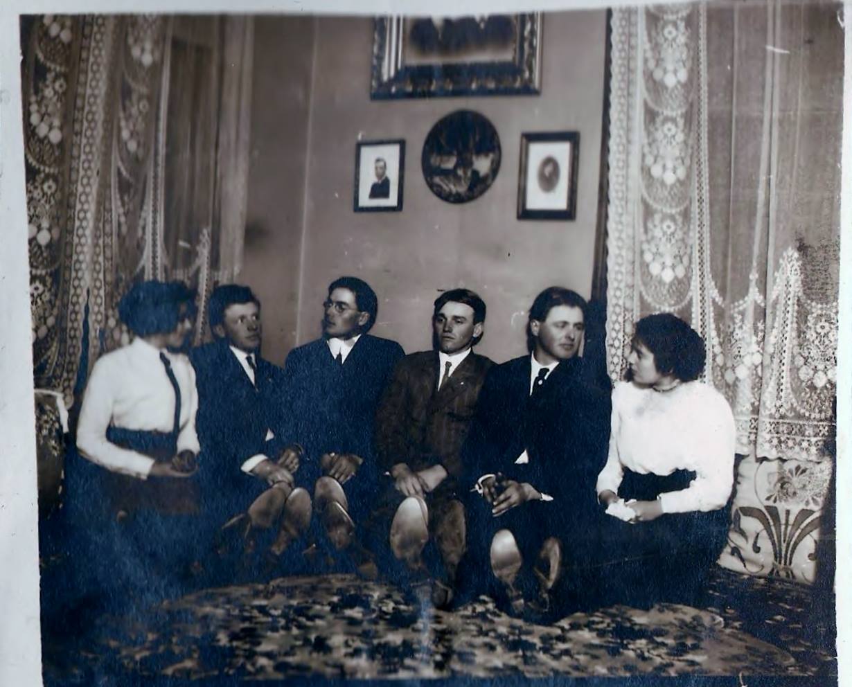 Ruth_far_left_of_pic_ElmerAuxier_2nd_from_right_far_right_might_be_EdnaAuxier_Elmerswife_per_JD_Sr
